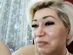 Mulheres russas maduras mostram suas habilidades de garganta profunda na webcam