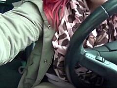 Дилетантска црвенокоса пуцкаста милф ужива у аутомобилу