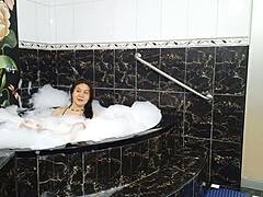Eine sinnliche und verführerische MILF zeigt ihren nassen Hintern in einem heißen Bad