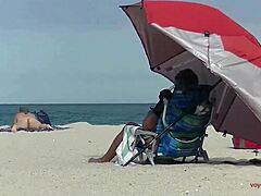 Soția exhibiționistă Heather este filmată de un voyeur pe o plajă nudă