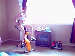 Aurora Willows, svalnatá ruská mama, cvičí v videu
