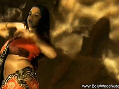 En vakker brunette fra Bollywood gir en sensuell danseshow