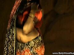 En vacker Bollywoodbrunett ger en sensuell dansföreställning