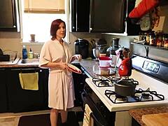 Stepmom MILF delar sina nya bröst med sin styvson i HD-videoserie
