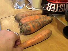 Аматерски геј пар покушава да припреми моркву