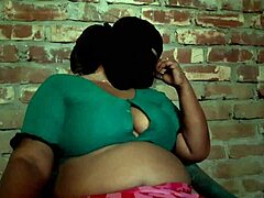 Svůdné tělo nevlastní matky oblečené v sári v žhavém videu