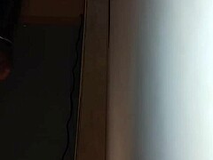Μαύρη MILF ερασιτέχνης παίρνει το μουνί της γαμημένο στο gloryhole