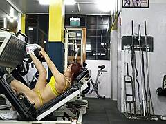 Горячая мама с мускулистыми ногами для горячей тренировки