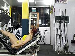 Hot MILF med muskuløse ben for en dampende træning
