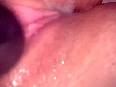 Una coppia amatoriale gode di un intenso orgasmo con un vibratore e stimolazione del clitoride
