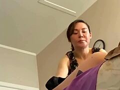 Азијска МИЛФ има срећан крај у салу за масажу