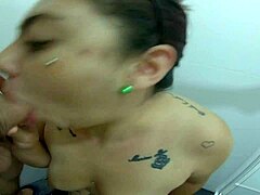 Egy venezuelai MILF-t megbasznak a zuhany alatt, és ejakulál