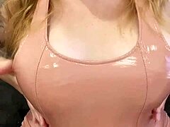 Instrucțiunea de masturbare suculentă își adoră sânii și fundul natural în rochie din latex