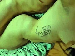Un'adolescente tatuata si diverte in varie posizioni e fa la gola profonda