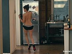Celebritatea Brittany Murphy joacă într-o scenă fierbinte de masturbare în topless
