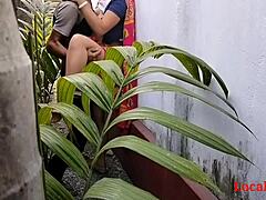 La esposa india madura en sari disfruta del sexo al aire libre en el jardín de la casa