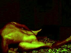 Egy kanos amatőr pár intenzív szexet folytat egy szállodai szobában, nagy mellekkel és hatalmas farkával