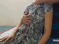 Индийска жена получава лизане и чукане на китката си в домашно видео