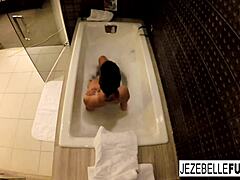 जेज़बेल बॉन्ड्स का एकल स्नान समय भाप से भरे हस्तमैथुन सत्र में बदल जाता है