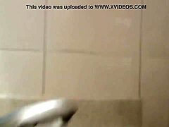 Mama vitregă și fiul fac sex oral în aer liber în baie pe Camsluttygirls