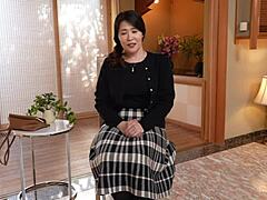 Mina Matsuokas, vydatá žena, má prvý krát prsnatý sex a vŕtačku