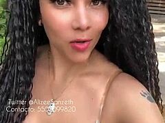 MILF חובבנית Alizee Sanzeth מציגה את הציצים הטבעיים שלה בסרטון פורנו