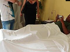 Una mujer madura con un clítoris grande y un coño pequeño provoca al paciente con sus movimientos seductores