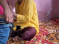 Ένα νεαρό κορίτσι από την Ντεσί έχει τον κώλο της να γαμιέται και να παίρνει κρέμα σε POV