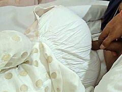 Бхабхи сардарни добија масирање и јебање у ХД порно видеу