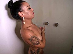 Μια ερασιτέχνης πορνοστάρ παίρνει το μουνί της να γαμηθεί από ένα μεγάλο πέος σε HD βίντεο