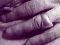 Mujeres maduras y peludas se unen en un video porno vintage