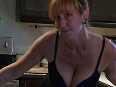 Eine entzückende Rothaarige zeigt ihre Tanzfertigkeiten in der Küche