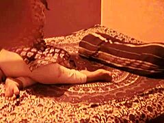 Η μεγάλος κώλος bhabi δίνει ένα αισθησιακό μασάζ στον σύντροφό της