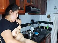 Una latina dilettante fa sesso in cucina mentre il suo fratellastro guarda