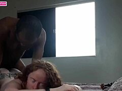 Uma garota atraente recebe sexo anal e ejaculação com um grande pau preto