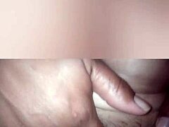 Un'amatrice con un grosso cazzo si masturba in un video fatto in casa