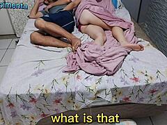 Η Tia Gomez, μια MILF με μεγάλα βυζιά, και ο ανιψιός της μοιράζονται το κρεβάτι μετά το σπίτι