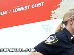 МИЛФ са великим сисама јаше црног полицајца у ХД видеу