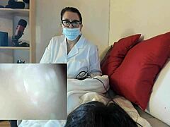 Doctorul Nicoletta îi face pacientului ei o examinare vaginală și o muie pentru a-și aminti