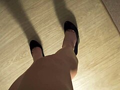 Milf amadora musculosa provoca com suas pernas longas e fetiche de pés