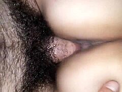 MILF Latina dengan pantat besar menikmati mengendarai penis berbulu besar hingga orgasme