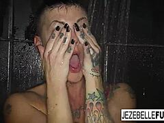 Os grandes seios de Jezebelle Bonds saltam enquanto ela fica molhada no chuveiro