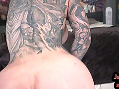 Amatérska MILF s veľkými prsiami a tetovaním dostane svoju mačičku olizovanú a šukanú v POV