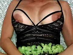 Xania Lomask еякулира силно върху големите си гърди и пръсти в соло видео за мастурбация
