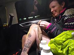 Amatör bir MILF, otel odasında kamyoncu tarafından anal seks yapıyor