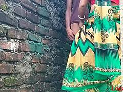 Une femme indienne hardcore et son mari partagent une rencontre torride sur le mur