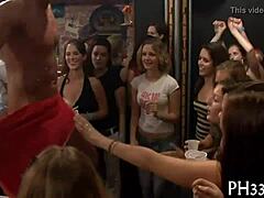 Femei fierbinți făcând sex și făcând sex oral într-un videoclip de sex în grup
