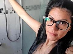 POV videoposnetek seksi Latinoameričanke, ki se sprosti in uživa v svoji mučki