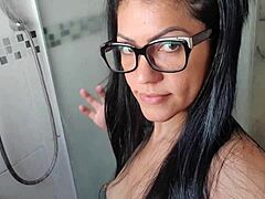 Video POV de una latina sexy que se relaja y disfruta su coño