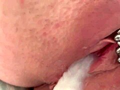 Milf-ul amator își fute vaginul piercing și îl umple cu spermă